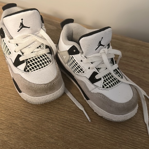 Jordan's 4.. size 8c - Picture 2 of 3